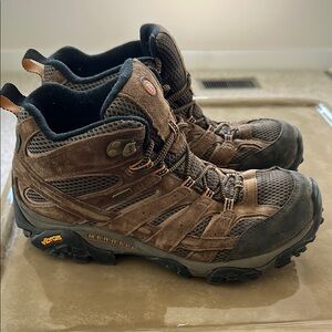 Men's Merrell Moab 2 Hiking boots, mid height size 9.5 Wide. Very comfortable